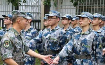 去军训作文400字作文推荐8篇
